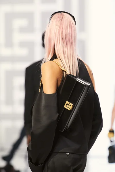 Look 16